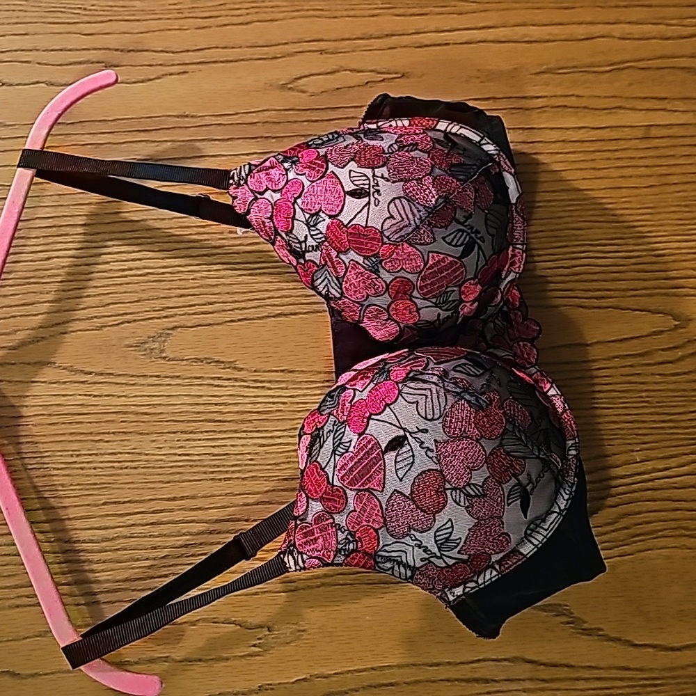 Torrid Red Hearts Bra 42C Valentines Black